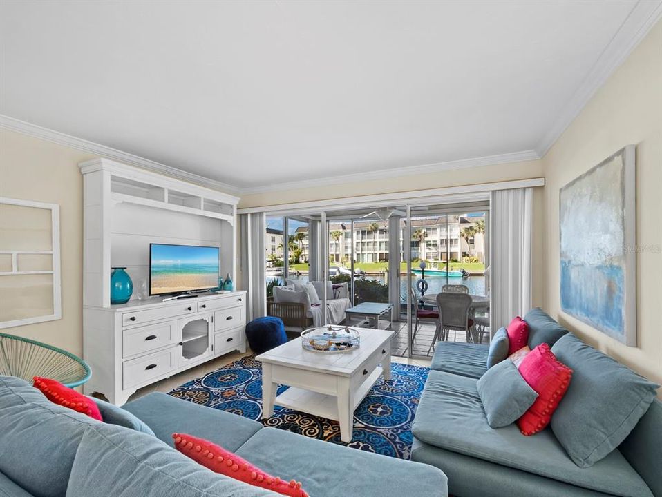 Active With Contract: $365,000 (1 beds, 1 baths, 837 Square Feet)