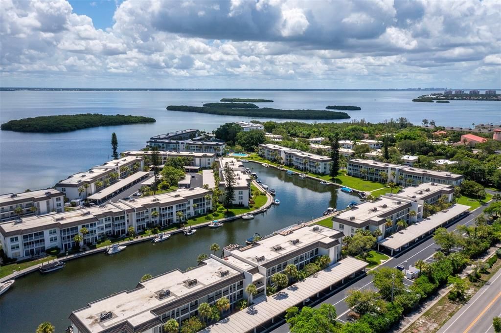 Active With Contract: $365,000 (1 beds, 1 baths, 837 Square Feet)