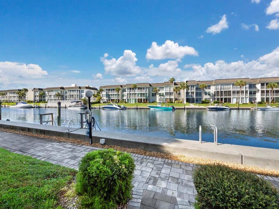 Active With Contract: $365,000 (1 beds, 1 baths, 837 Square Feet)