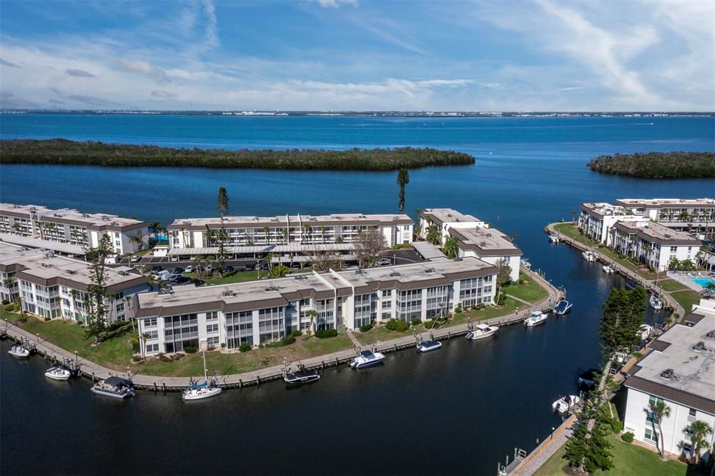 Active With Contract: $365,000 (1 beds, 1 baths, 837 Square Feet)