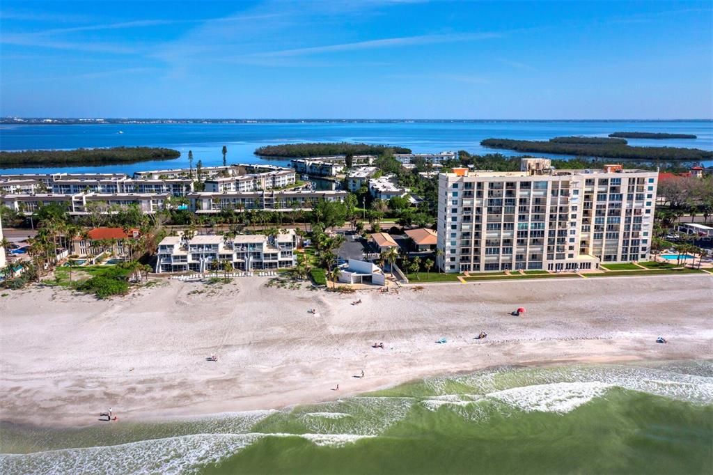 Active With Contract: $365,000 (1 beds, 1 baths, 837 Square Feet)