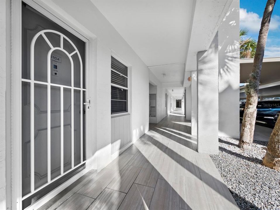 Active With Contract: $365,000 (1 beds, 1 baths, 837 Square Feet)