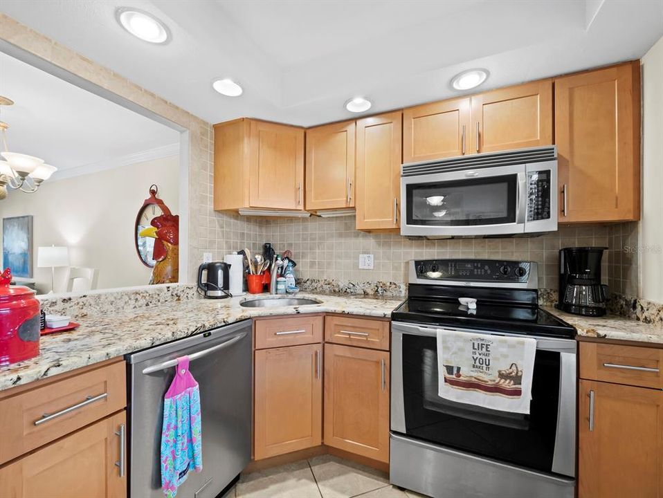 Active With Contract: $365,000 (1 beds, 1 baths, 837 Square Feet)