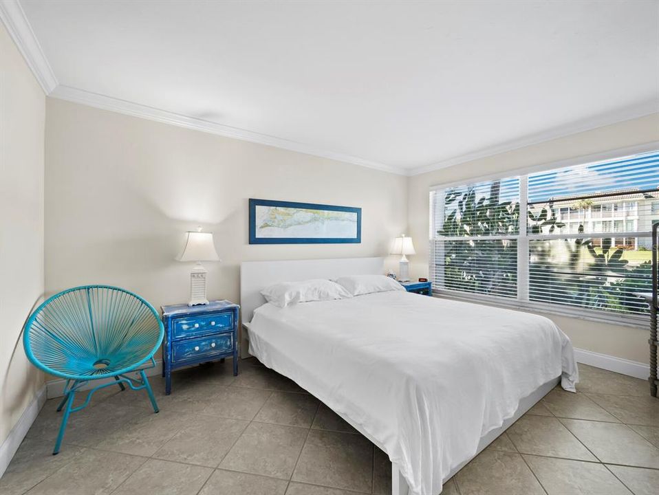 Active With Contract: $365,000 (1 beds, 1 baths, 837 Square Feet)