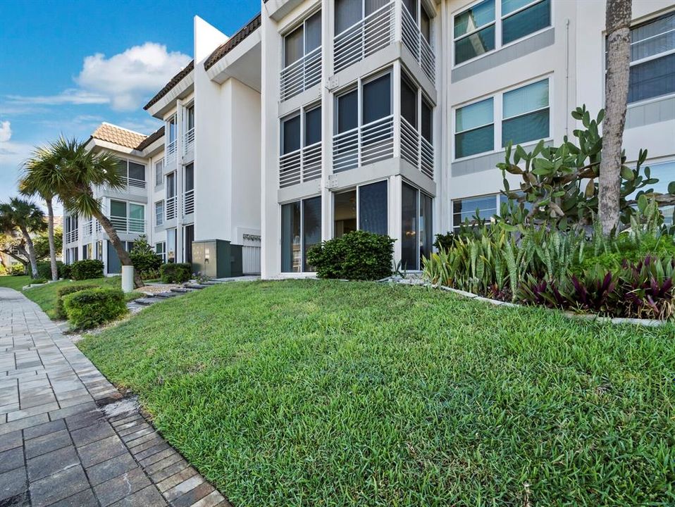 Active With Contract: $365,000 (1 beds, 1 baths, 837 Square Feet)