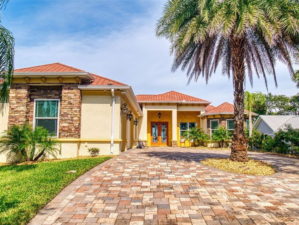 For Sale: $1,595,000 (3 beds, 3 baths, 2605 Square Feet)