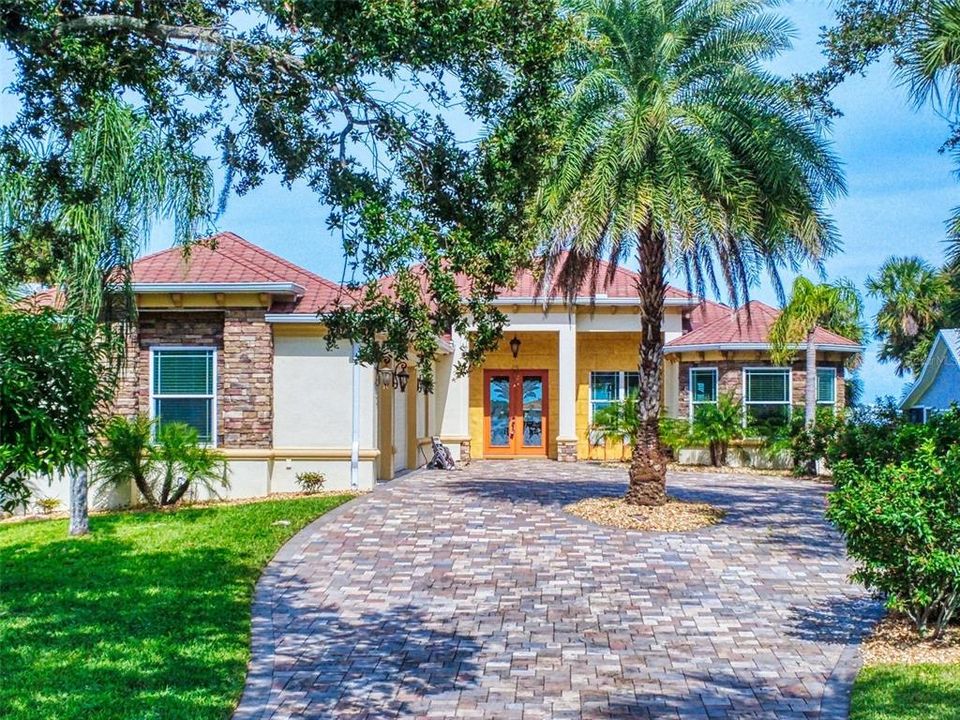 For Sale: $1,595,000 (3 beds, 3 baths, 2605 Square Feet)