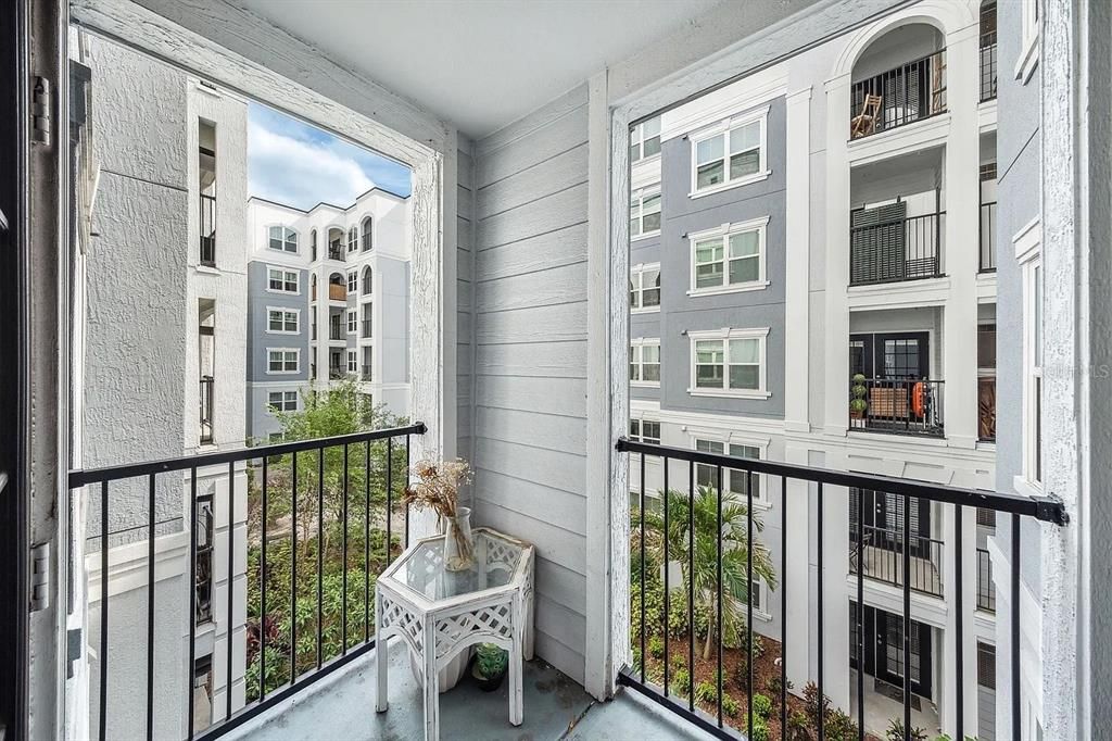 Под контрактом: $1,950 (2 спален, 2 ванн, 1223 Квадратных фут)