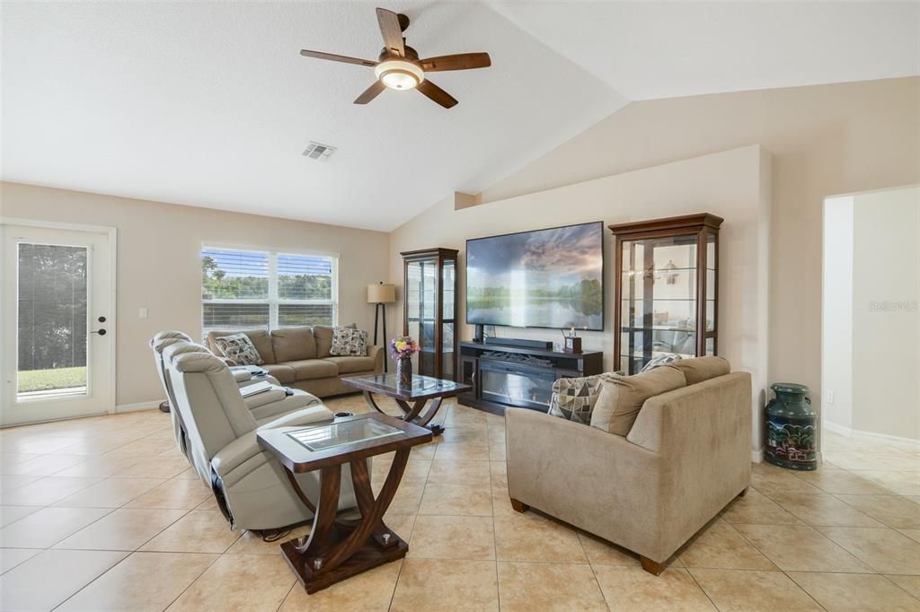 待售: $515,700 (4 贝兹, 3 浴室, 2137 平方英尺)