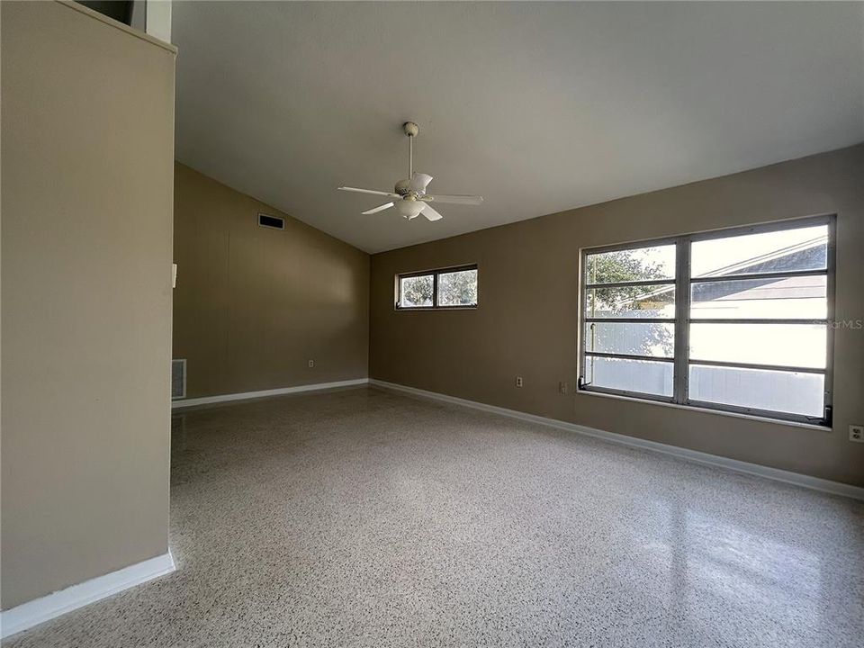 For Sale: $219,900 (2 beds, 1 baths, 1000 Square Feet)