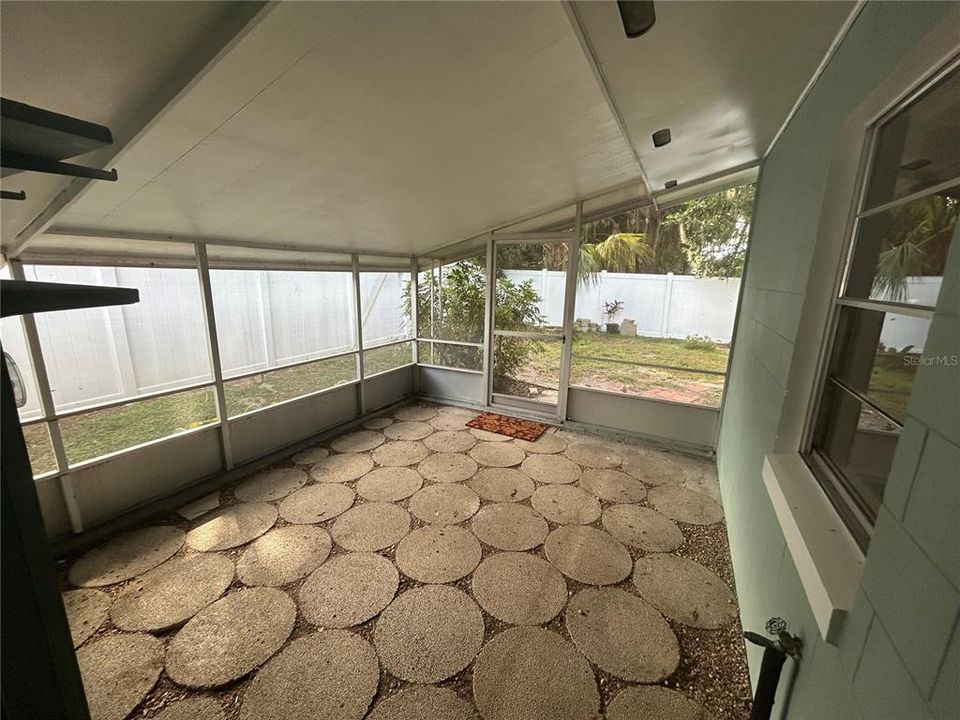 For Sale: $219,900 (2 beds, 1 baths, 1000 Square Feet)