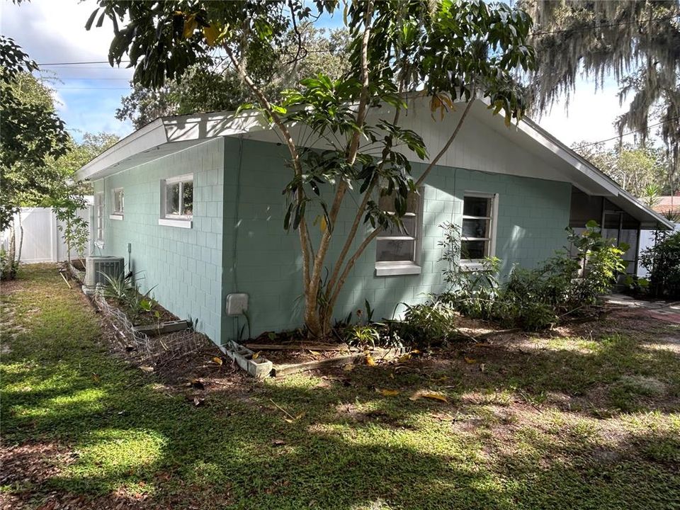 For Sale: $219,900 (2 beds, 1 baths, 1000 Square Feet)