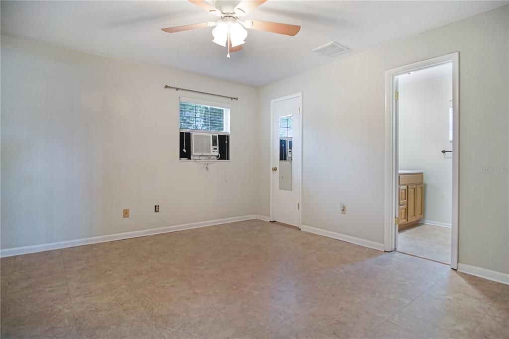 En Venta: $295,000 (4 camas, 2 baños, 1844 Pies cuadrados)