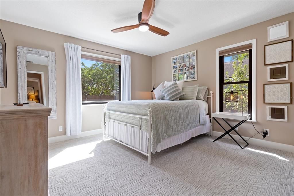 Activo con contrato: $799,999 (4 camas, 2 baños, 2636 Pies cuadrados)