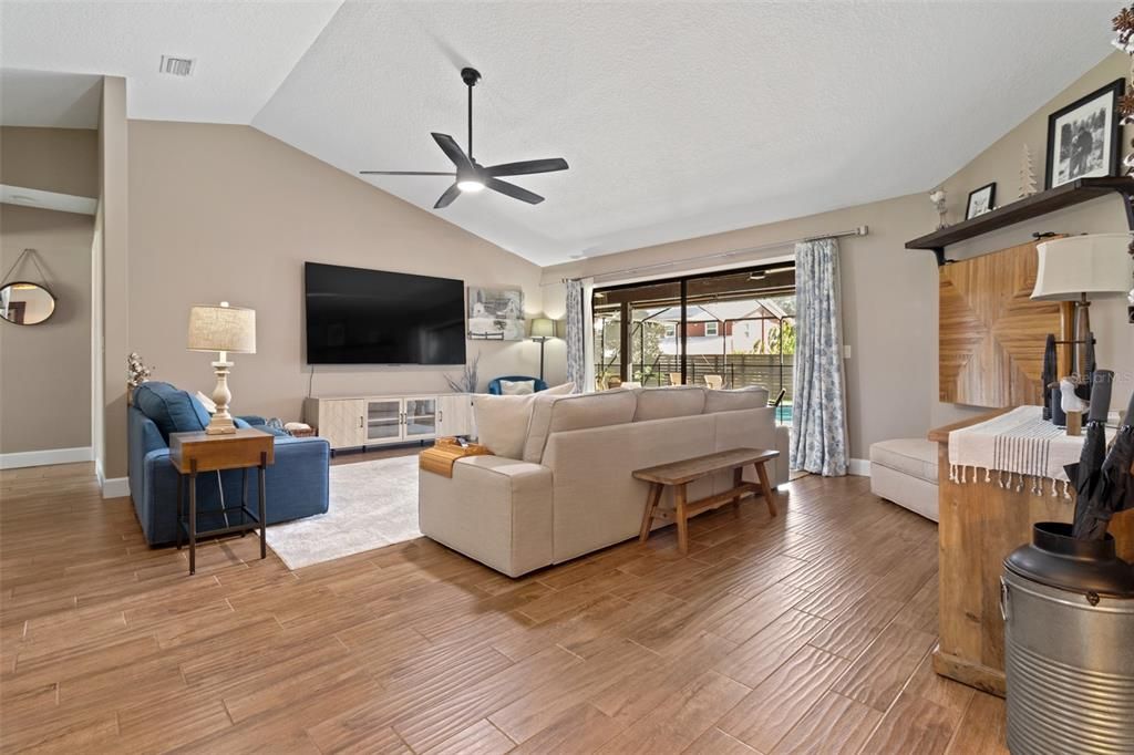 Activo con contrato: $799,999 (4 camas, 2 baños, 2636 Pies cuadrados)