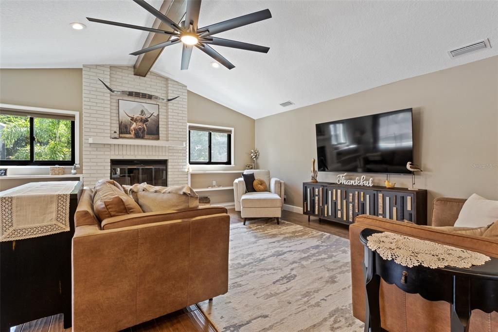 Activo con contrato: $799,999 (4 camas, 2 baños, 2636 Pies cuadrados)