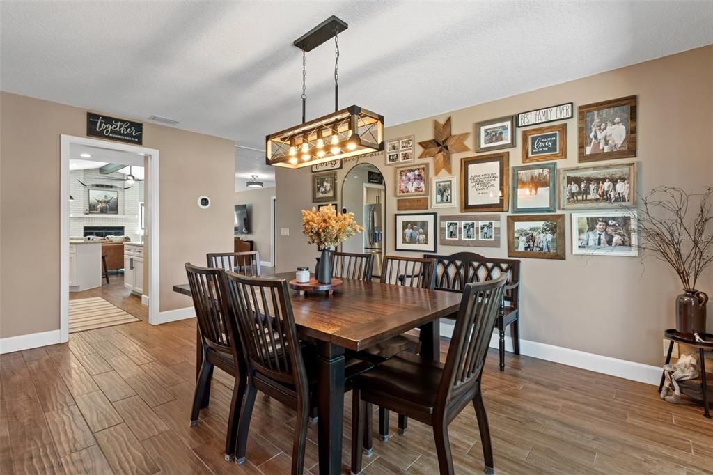 Activo con contrato: $799,999 (4 camas, 2 baños, 2636 Pies cuadrados)