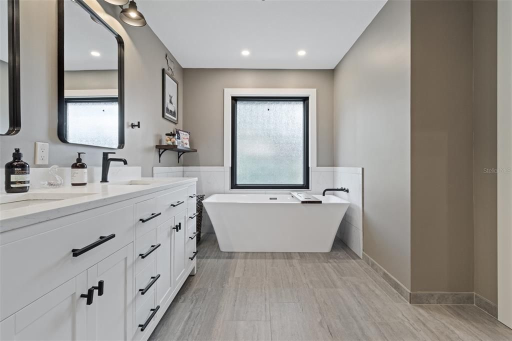 Activo con contrato: $799,999 (4 camas, 2 baños, 2636 Pies cuadrados)