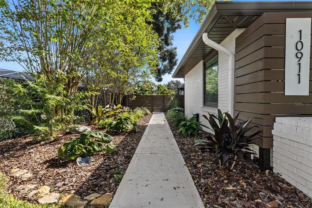 Activo con contrato: $799,999 (4 camas, 2 baños, 2636 Pies cuadrados)