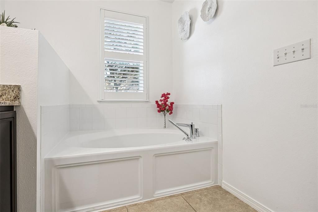 For Sale: $334,900 (3 beds, 2 baths, 1575 Square Feet)