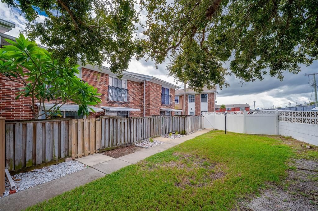 На продажу: $154,000 (2 спален, 1 ванн, 1122 Квадратных фут)