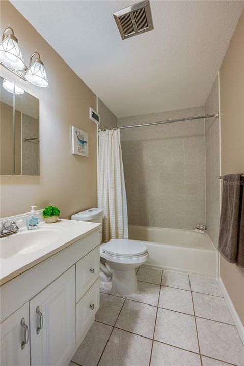 На продажу: $154,000 (2 спален, 1 ванн, 1122 Квадратных фут)