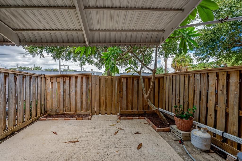 На продажу: $154,000 (2 спален, 1 ванн, 1122 Квадратных фут)