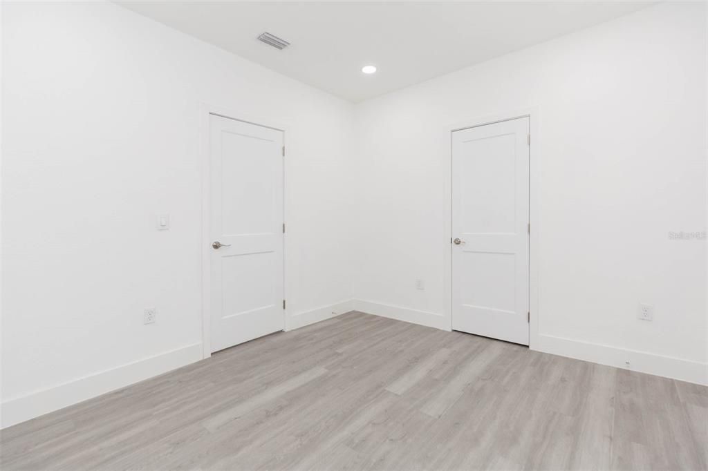 Activo con contrato: $234,900 (3 camas, 2 baños, 902 Pies cuadrados)