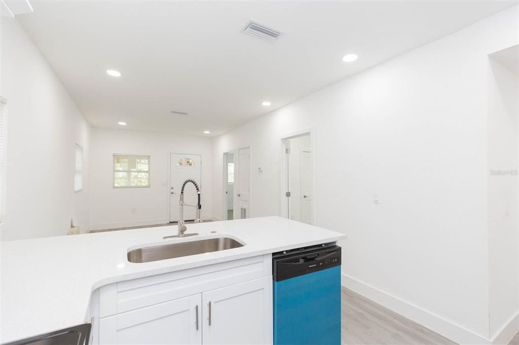 Activo con contrato: $234,900 (3 camas, 2 baños, 902 Pies cuadrados)