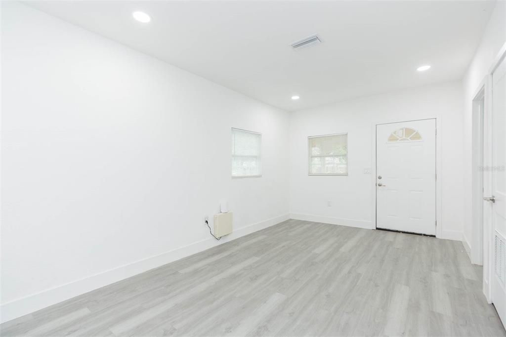 Activo con contrato: $234,900 (3 camas, 2 baños, 902 Pies cuadrados)