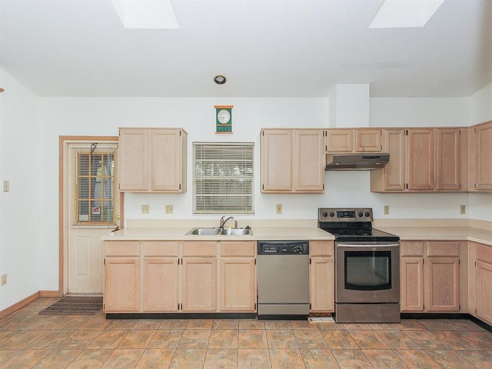 Active With Contract: $429,900 (4 beds, 2 baths, 1952 Square Feet)