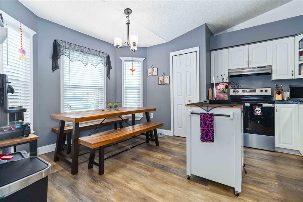 待售: $342,000 (3 贝兹, 2 浴室, 1220 平方英尺)