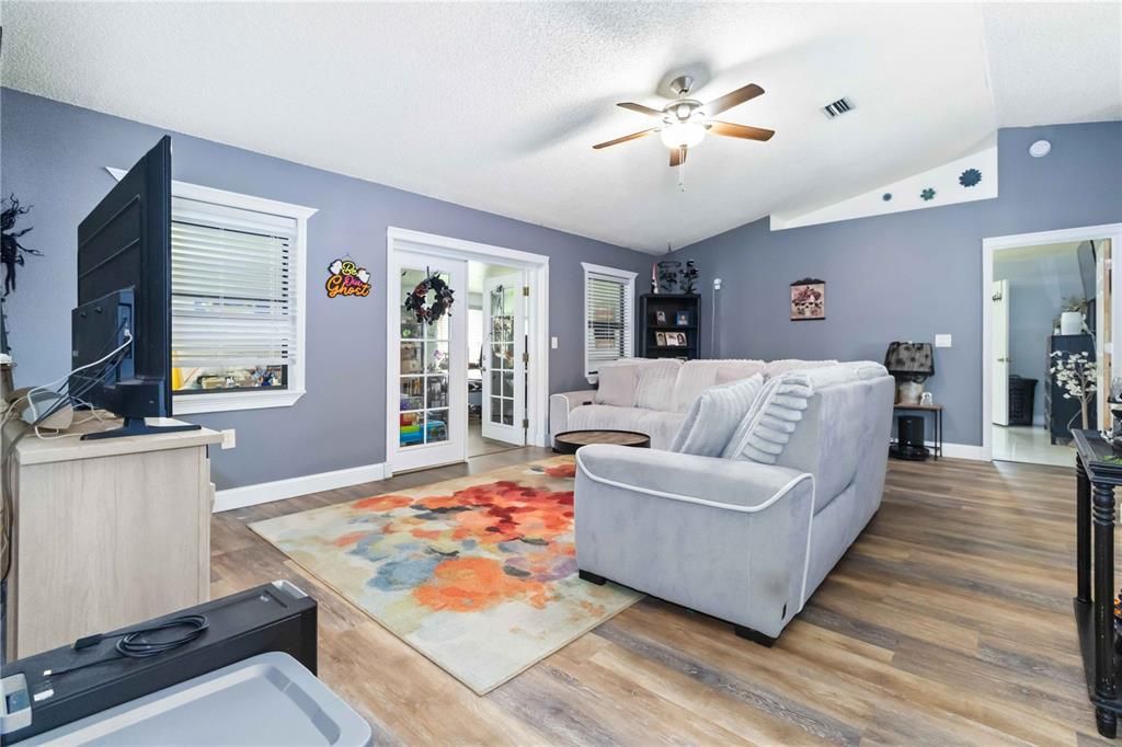 待售: $342,000 (3 贝兹, 2 浴室, 1220 平方英尺)