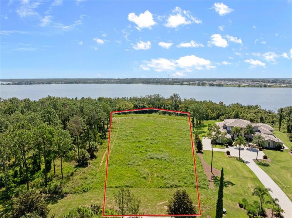 На продажу: $1,399,000 (2.77 acres)