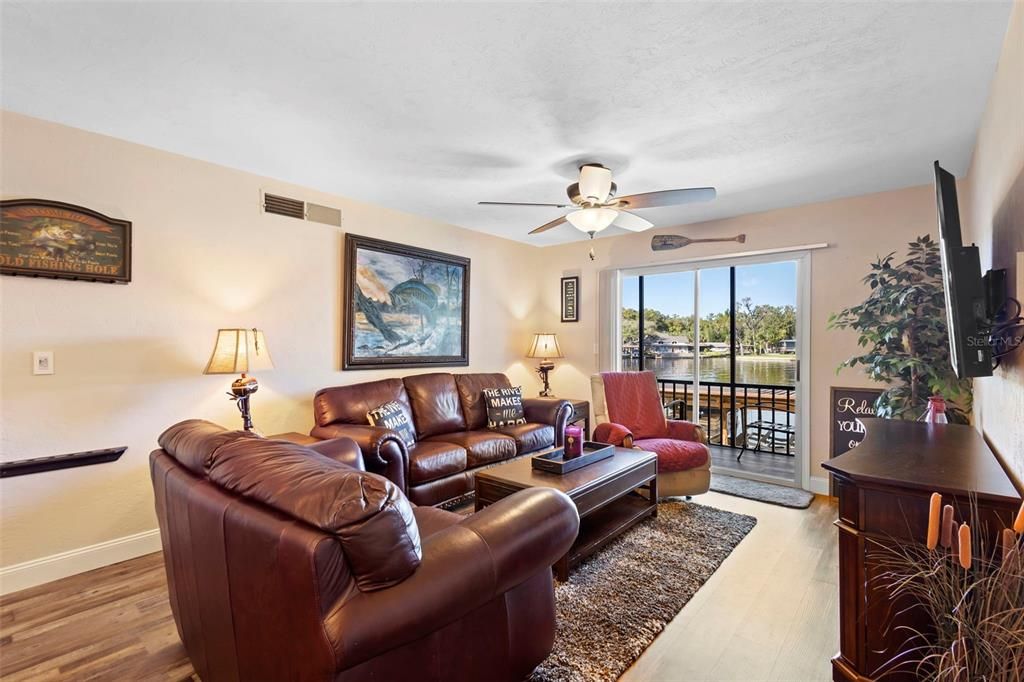 For Sale: $282,500 (2 beds, 2 baths, 1102 Square Feet)