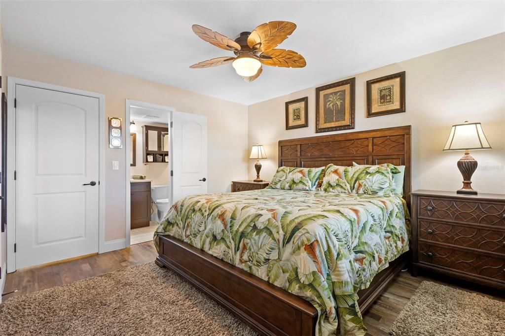 For Sale: $282,500 (2 beds, 2 baths, 1102 Square Feet)