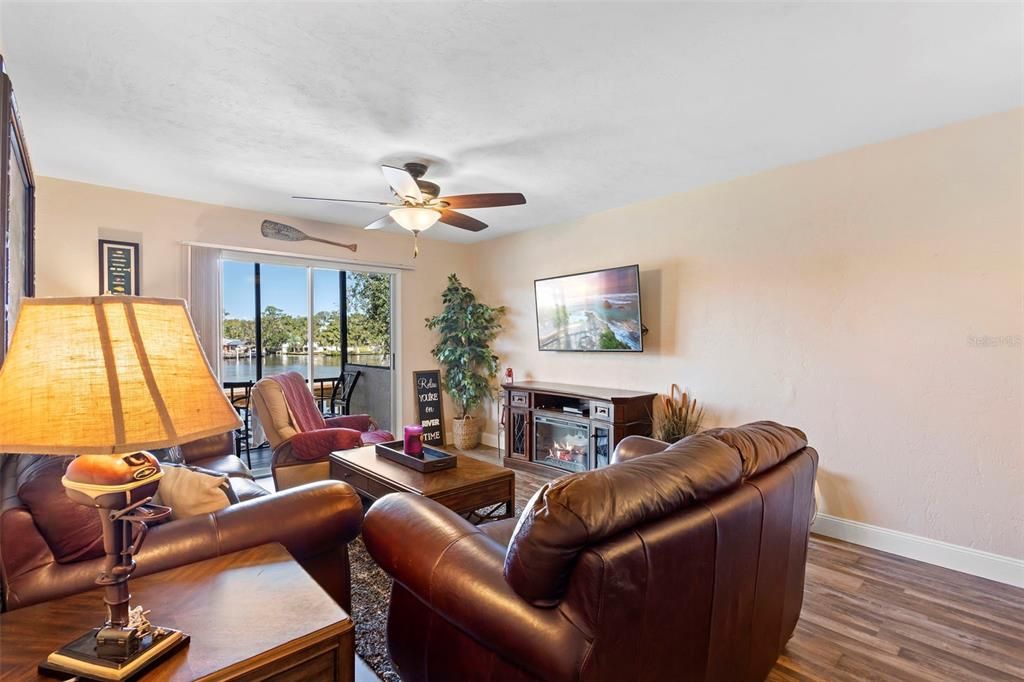 For Sale: $282,500 (2 beds, 2 baths, 1102 Square Feet)