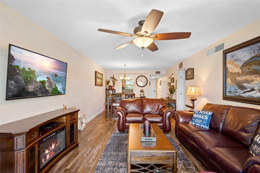 For Sale: $282,500 (2 beds, 2 baths, 1102 Square Feet)