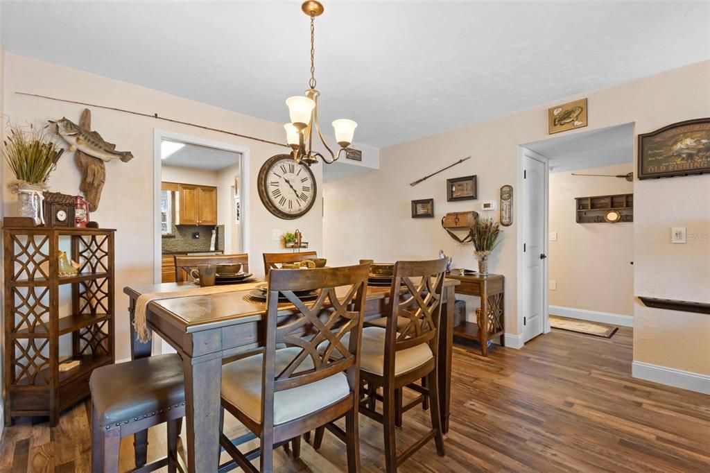 For Sale: $282,500 (2 beds, 2 baths, 1102 Square Feet)