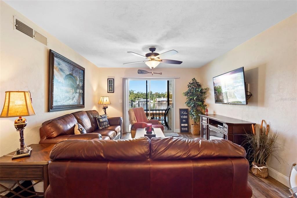 For Sale: $282,500 (2 beds, 2 baths, 1102 Square Feet)