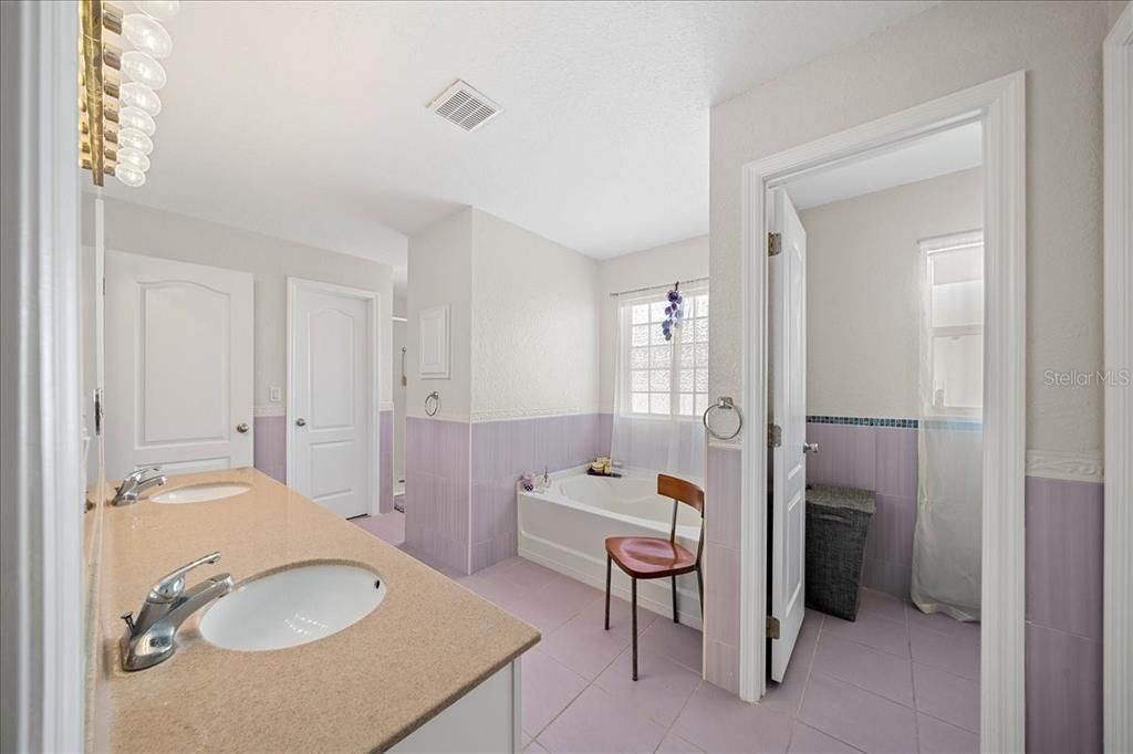 En Venta: $405,000 (4 camas, 3 baños, 3009 Pies cuadrados)