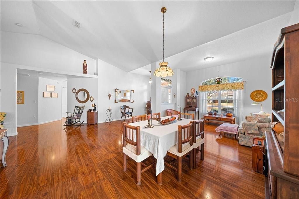 En Venta: $405,000 (4 camas, 3 baños, 3009 Pies cuadrados)