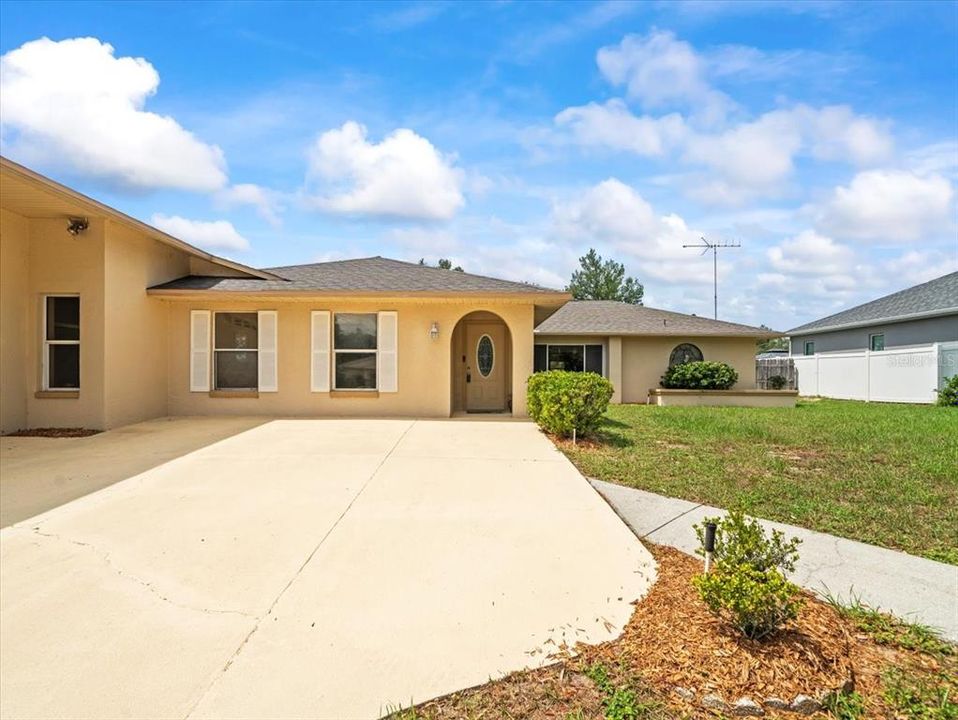 合同活跃: $269,900 (4 贝兹, 2 浴室, 1720 平方英尺)