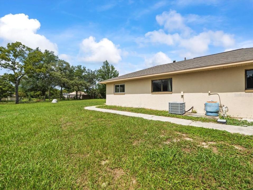 合同活跃: $269,900 (4 贝兹, 2 浴室, 1720 平方英尺)