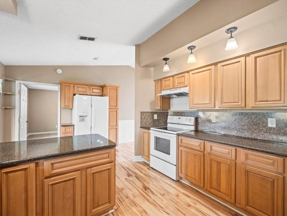 合同活跃: $269,900 (4 贝兹, 2 浴室, 1720 平方英尺)