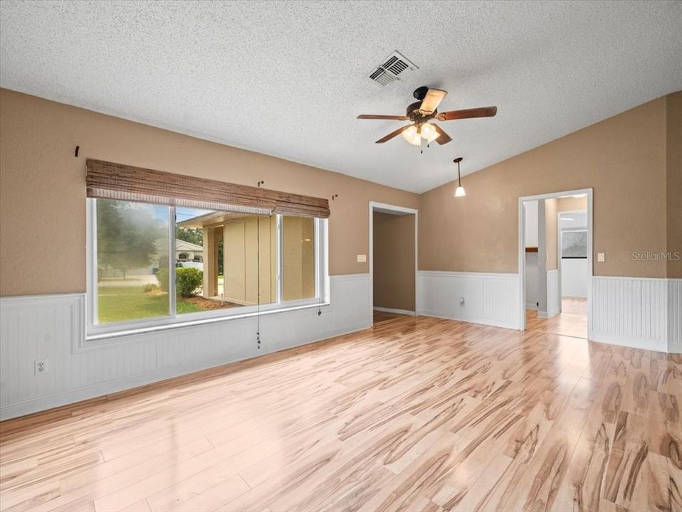 合同活跃: $269,900 (4 贝兹, 2 浴室, 1720 平方英尺)