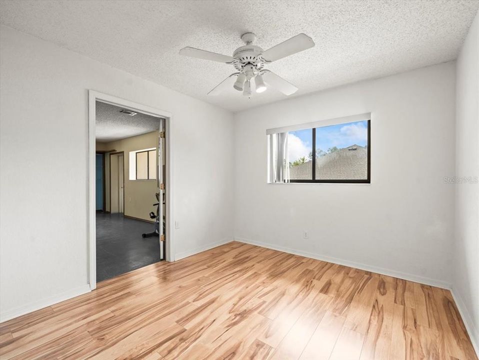 合同活跃: $269,900 (4 贝兹, 2 浴室, 1720 平方英尺)