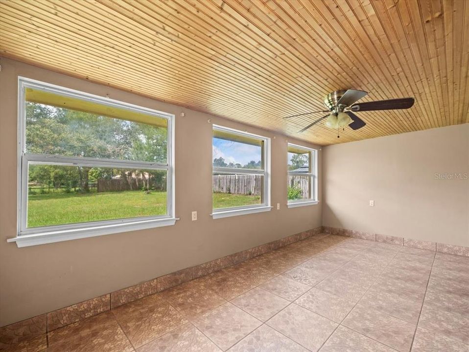 合同活跃: $269,900 (4 贝兹, 2 浴室, 1720 平方英尺)