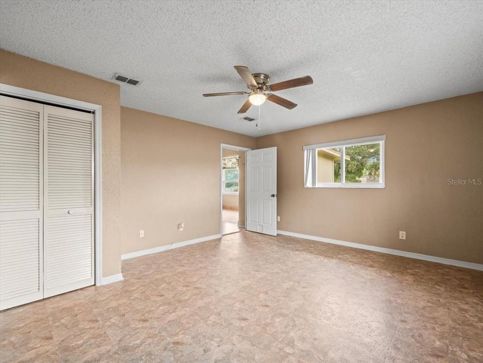 合同活跃: $269,900 (4 贝兹, 2 浴室, 1720 平方英尺)