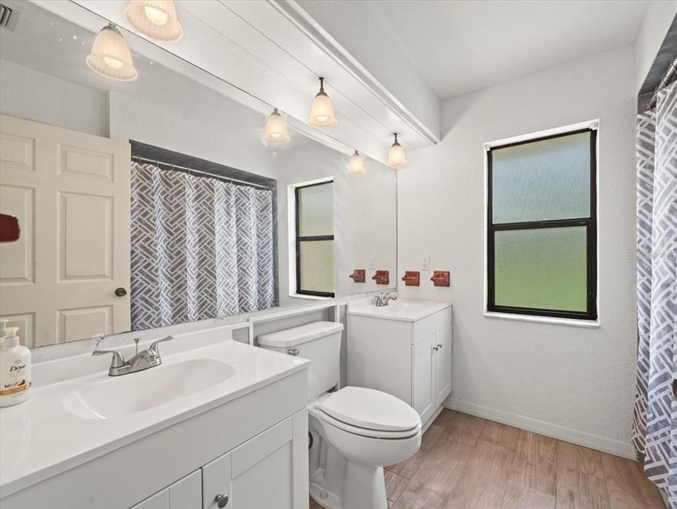 合同活跃: $269,900 (4 贝兹, 2 浴室, 1720 平方英尺)